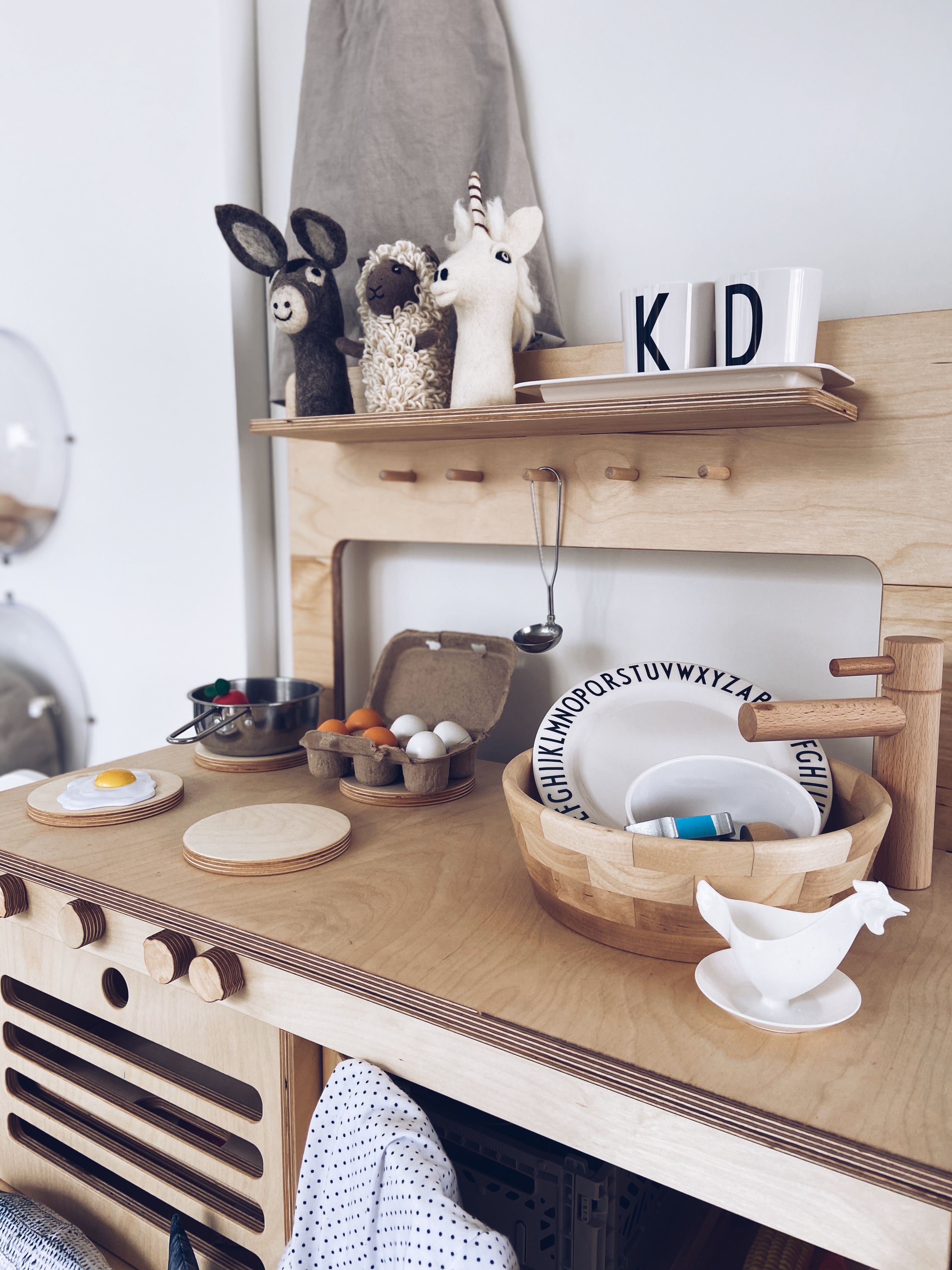 Kinderküche Holz braun weiß Beton Stil Design Kinderzimmer