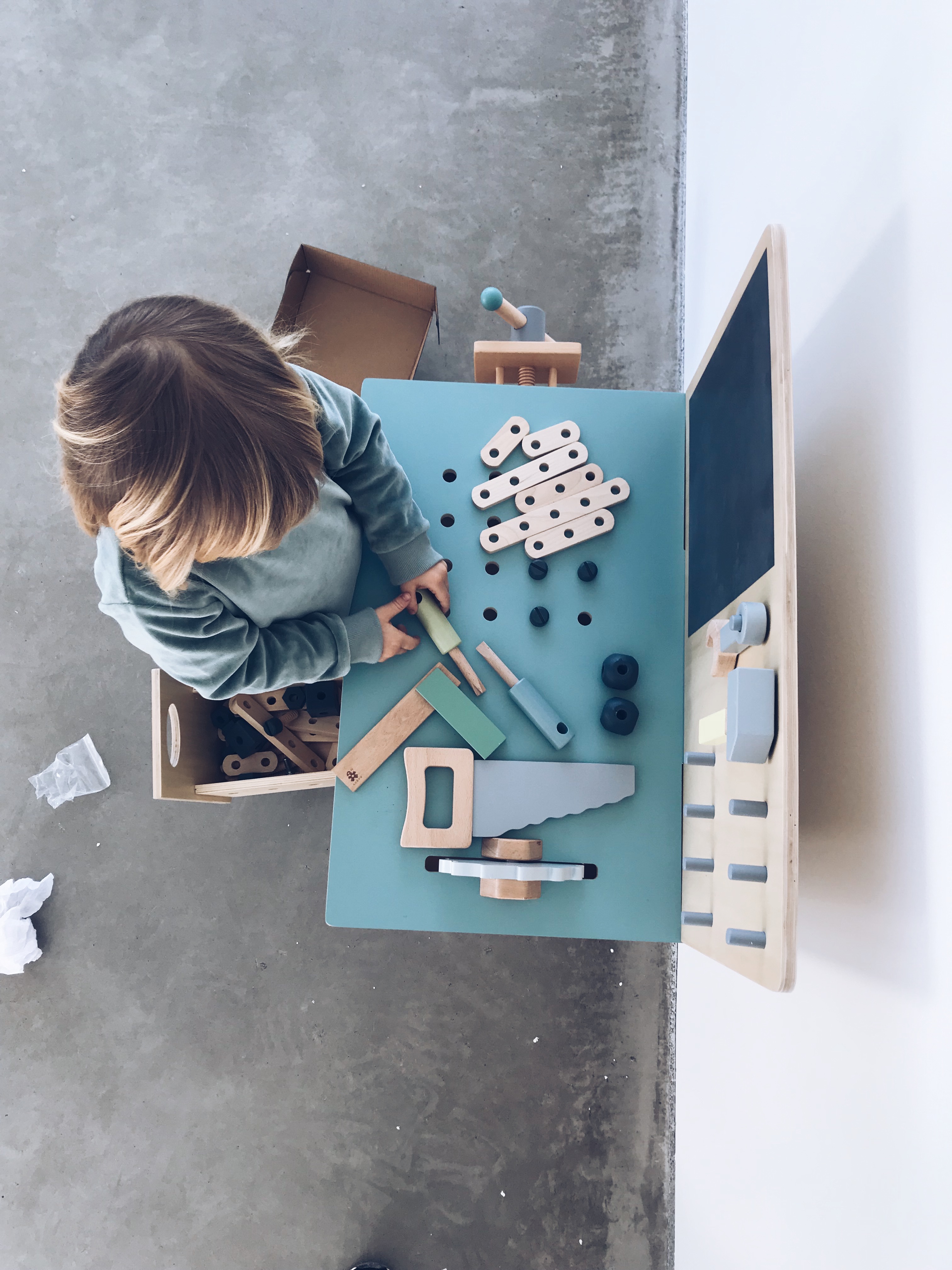 Kind Beton weiß spielen bauen Baukasten Holz Detail Design Interior