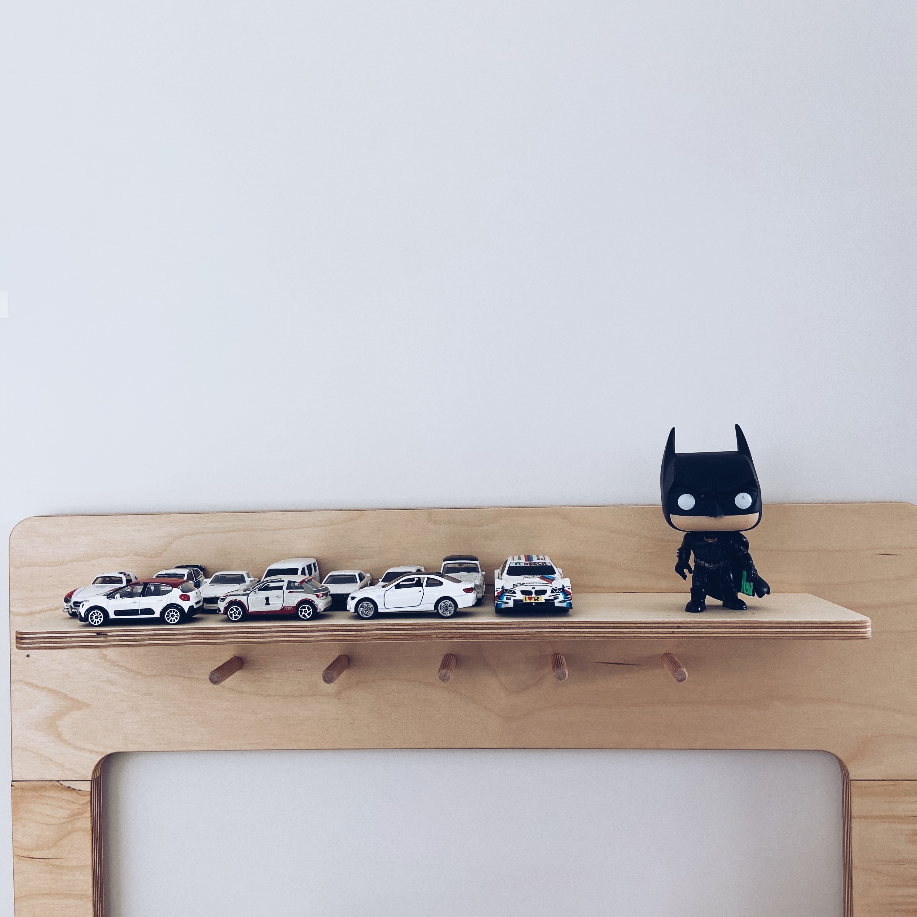 Autos Holz Design weiß Detail Batman Tonie Kinderzimmer Schlafzimmer Kind