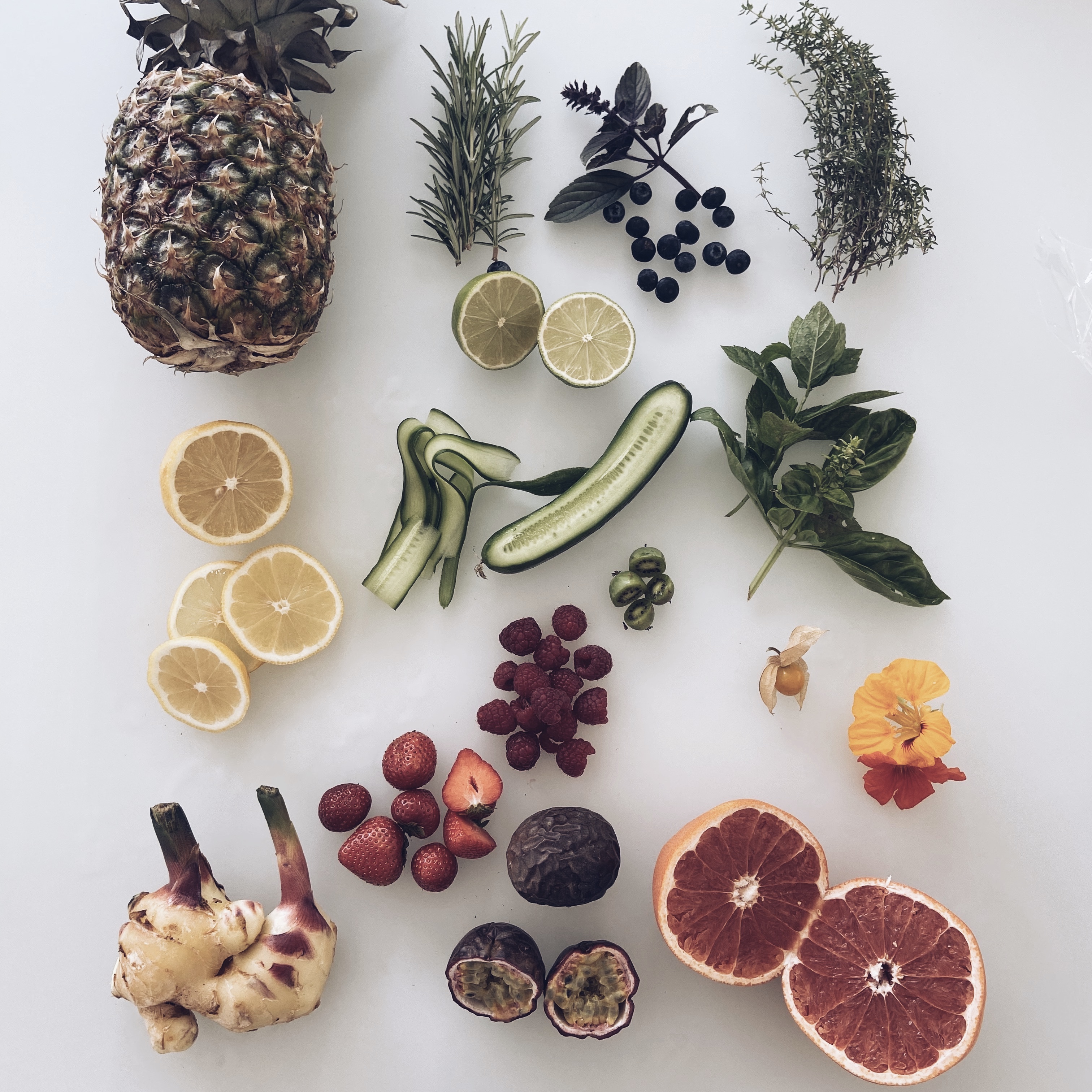 flatlay Obst Gemüse infused water Vitaminwasser