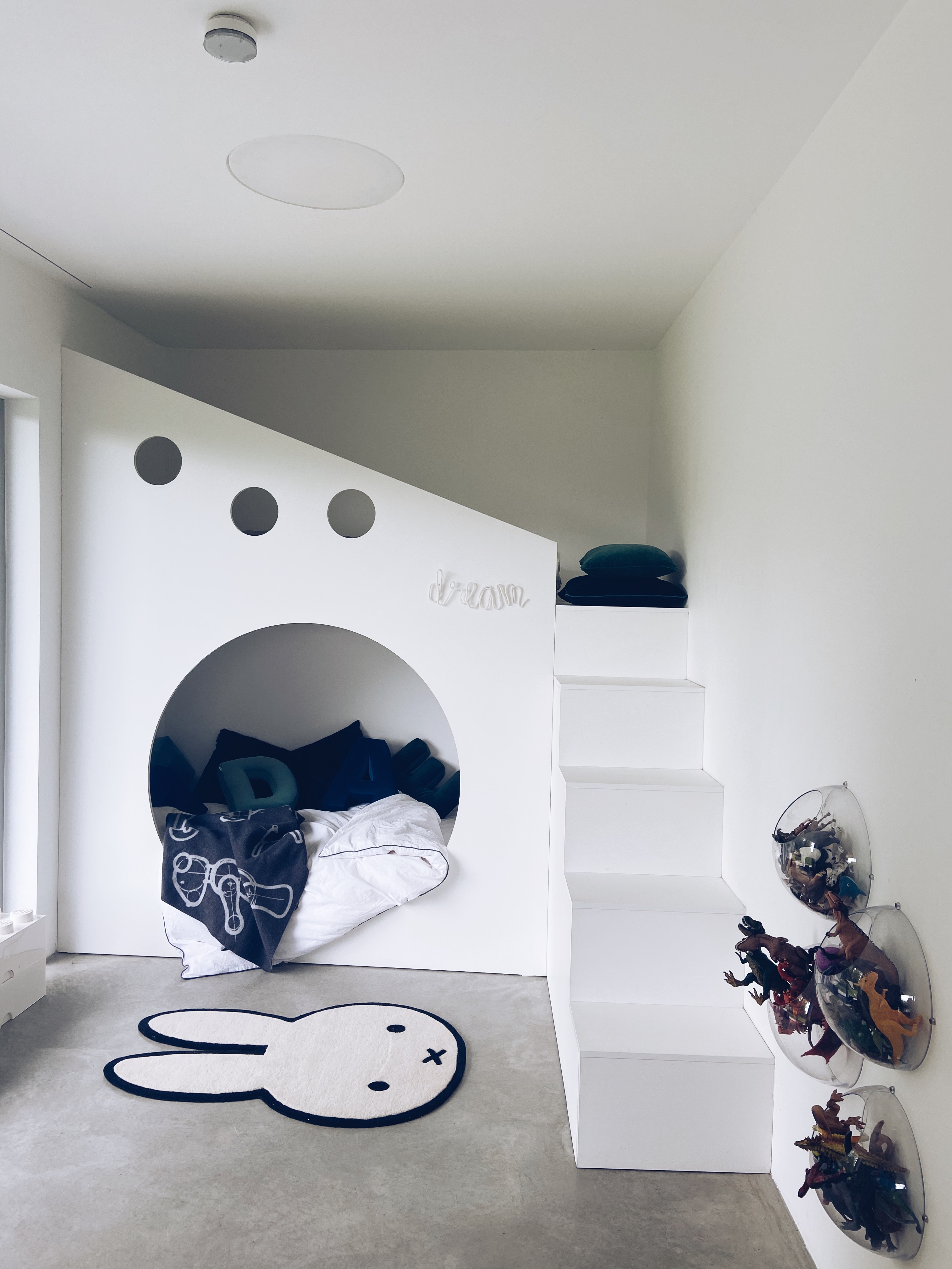 Kinderzimmer Möbel Interieur Interior weiß Beton spielen Bett Schlafzimmer Kind Stufen Höhle