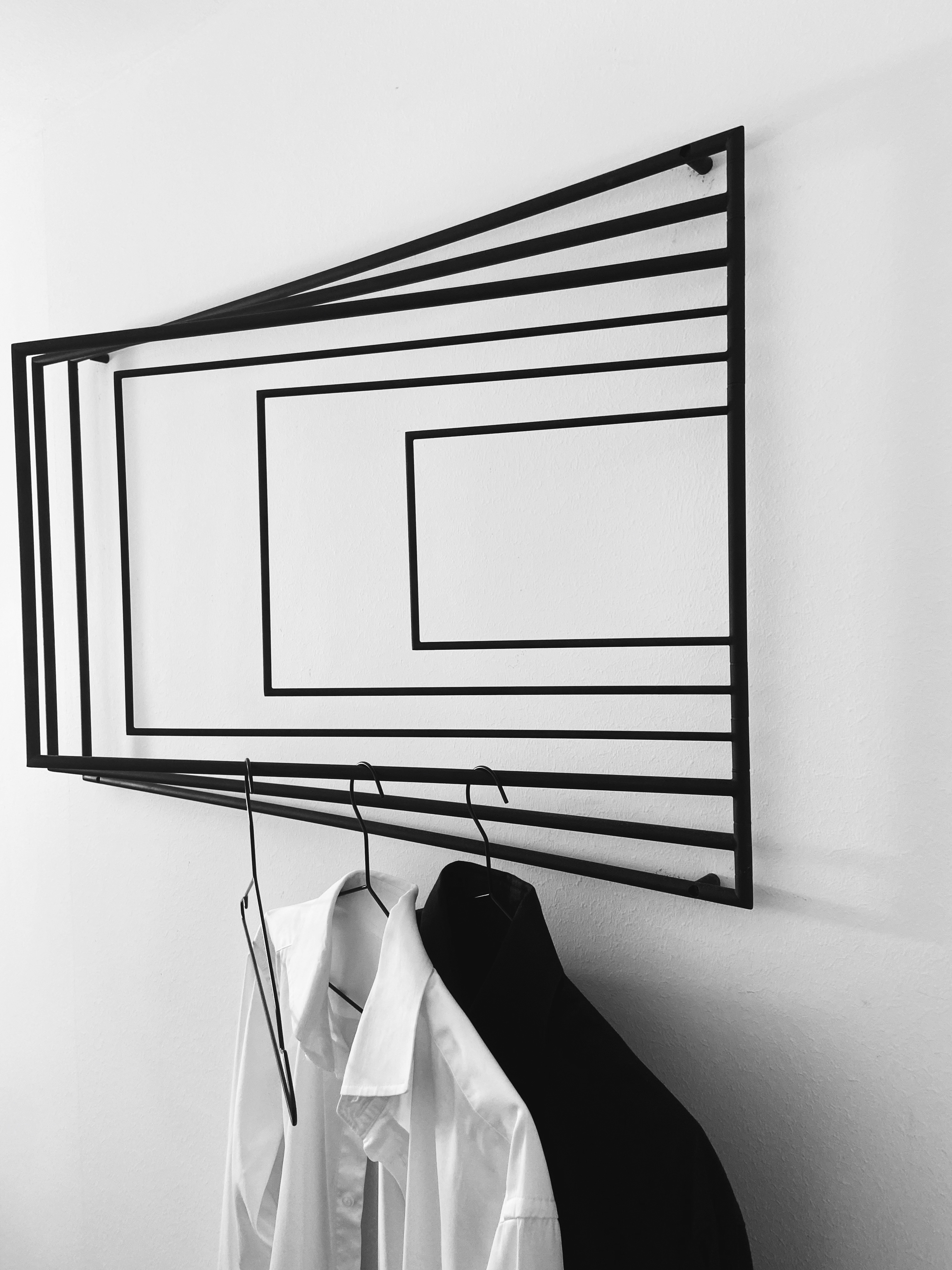 Kleiderbügel Design Kleiderständer Wand weiß schwarz Interior Design Kunst Art