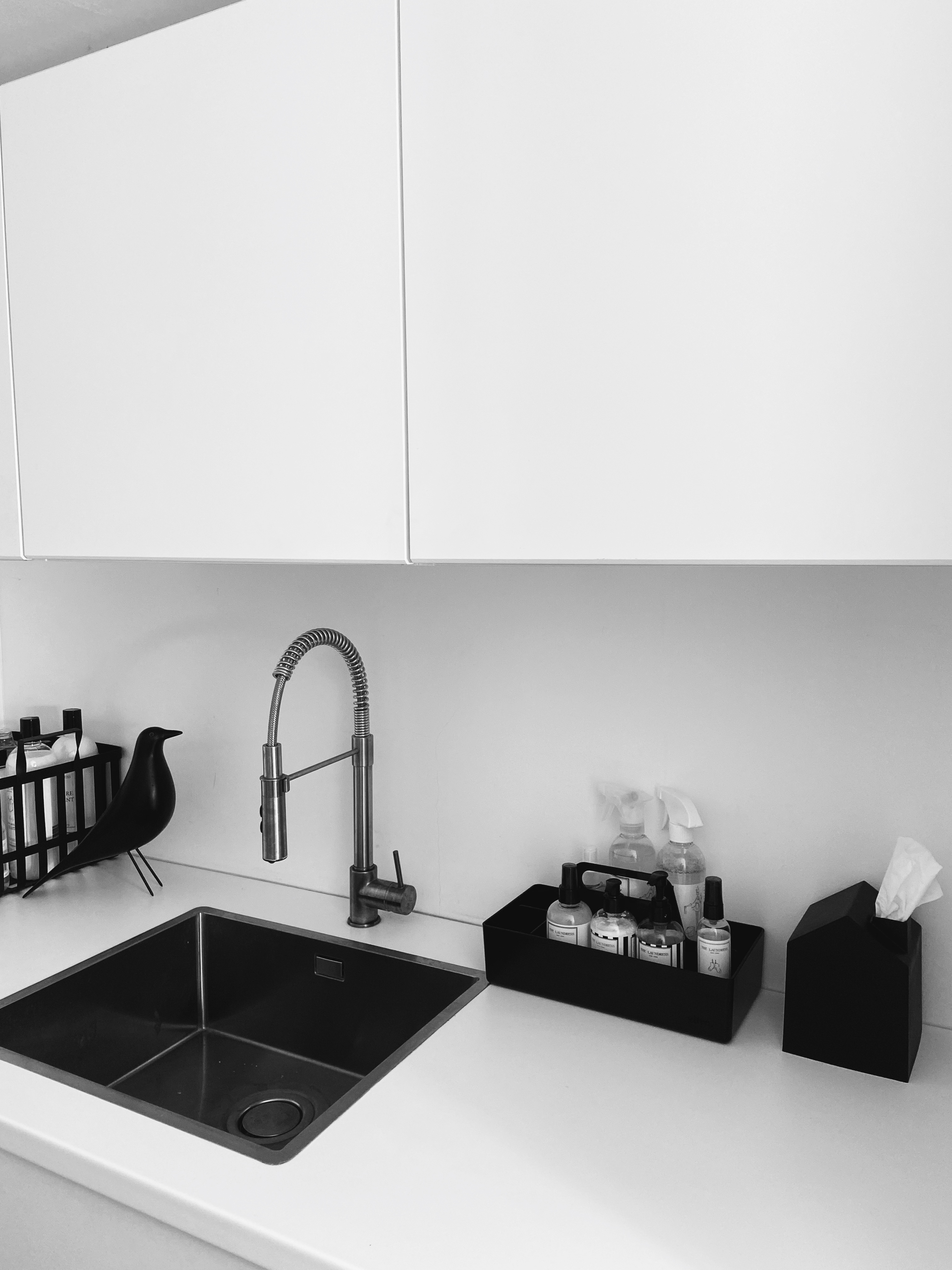 Waschküche Design weiß schwarz Aufbewahrung waschen Design Interior Interieur