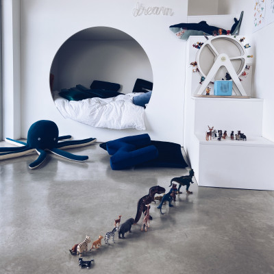 Kinderzimmer Schlafzimmer weiß Beton Höhle spielen Spaß schlafen Figuren Tonic